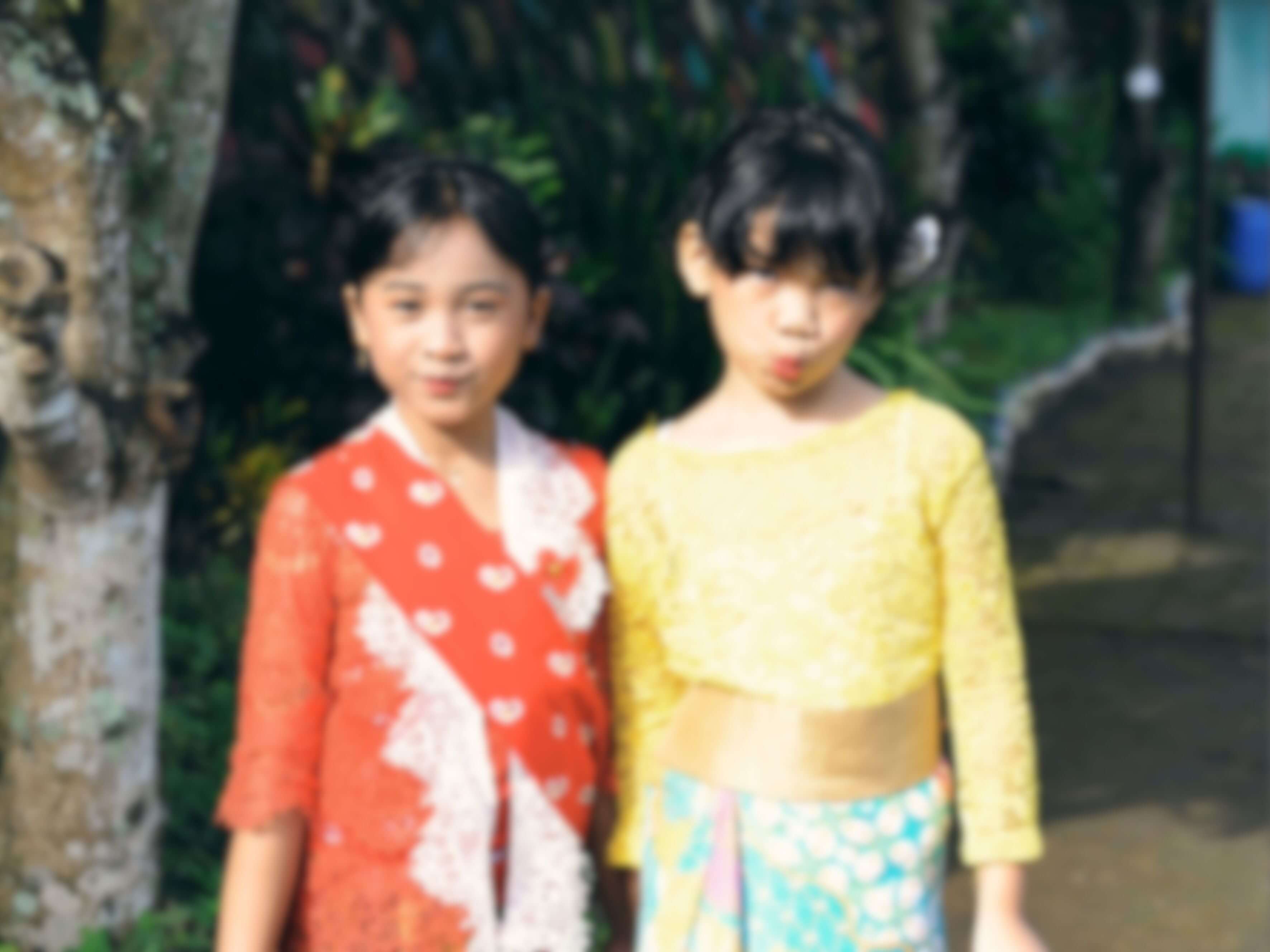 Foto buram dua gadis kecil asal Indonesia