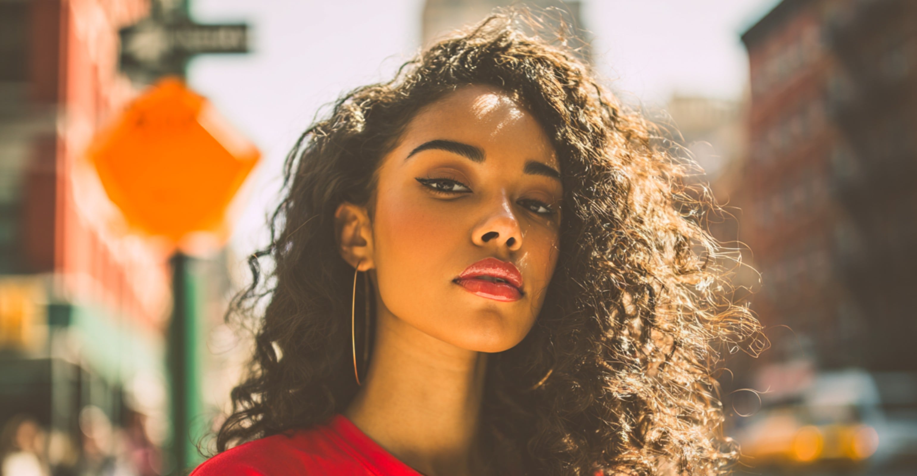 タイル状の透かし入りバナー画像の後のFotor透かし除去ツール