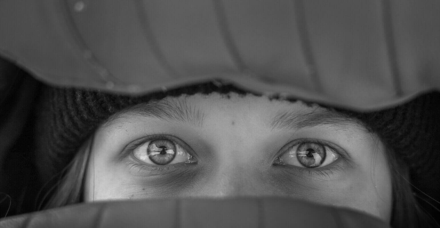 Graustufenfoto der Augen einer Frau