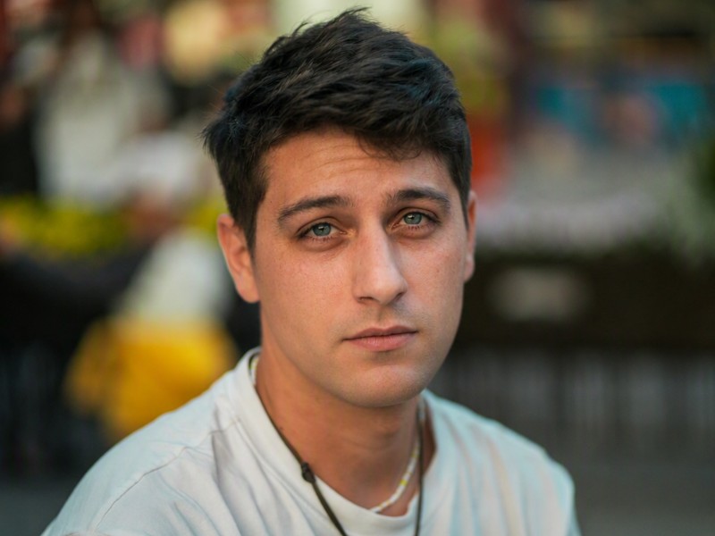 Ki entfernt den bart aus dem foto eins mann mit unklarem hintergrund