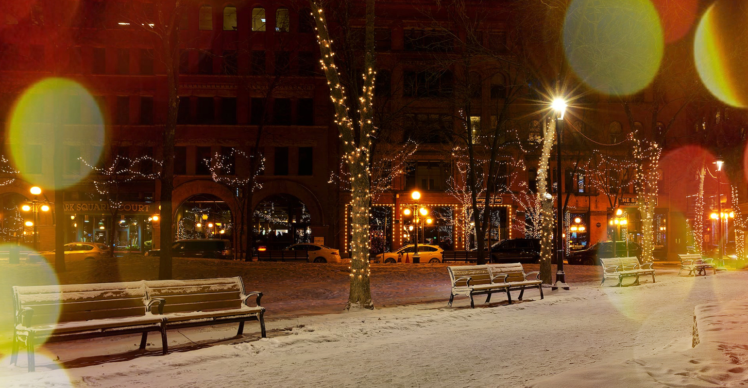 Escena nocturna en la calle en vísperas de navidad con fotor christmas photo effect